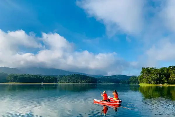 Chèo thuyền lãng mạn ở Hồ Tuyền Lâm
