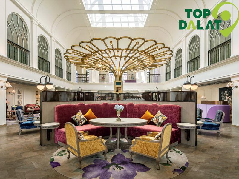 Mercure Đà Lạt Resort nổi bật với kiến trúc Pháp cổ điển xen lẫn nét hiện đại, sang trọng