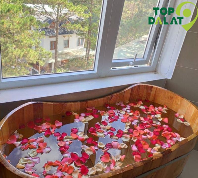 Oppa Homestay – Lãng Mạn Bên Vườn Hoa Cải - bồn tắm view núi tại Đà Lạt