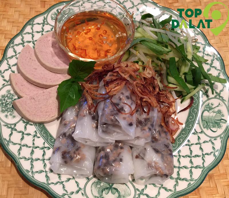Bánh cuốn Đà Lạt cuộn nhân thịt, ăn cùng chả và nước mắm pha đặc trưng