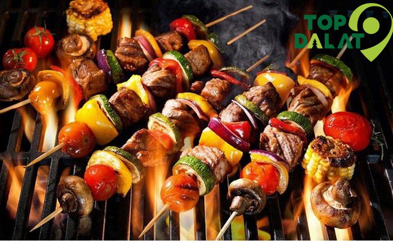 Xiên nướng là món ăn đêm siêu hấp dẫn ở chợ Đà Lạt