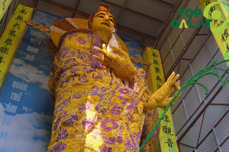 Tượng Quan Thế Âm làm từ hoa bất tử lớn nhất