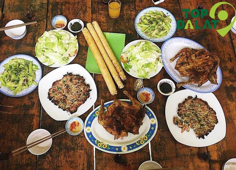 Gà nướng đậm đà, cơm lam dẻo mềm, hương vị ống nứa non đặc trưng
