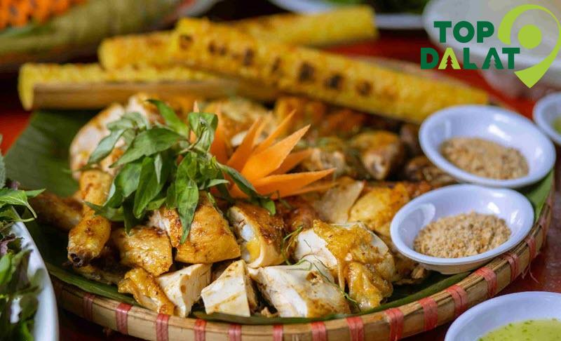 Gà nướng có lớp da giòn, thịt ngọt, cơm lam dẻo mềm, chấm muối đậu phộng rất hợp vị.