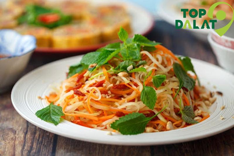 Một đĩa đu đủ trộn khô bò chuẩn vị Đà Lạt