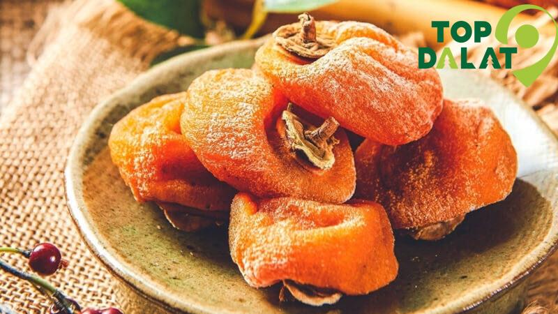 Hồng treo gió Đà Lạt nổi bật với vị ngọt thanh, độ dẻo mềm và mùi thơm tự nhiên