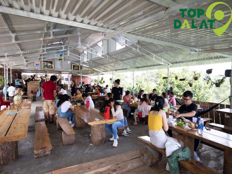 Không gian quán gà nướng cơm lam Duy Khương