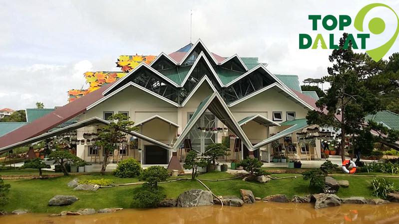 Nhà mái lá 132 mái – Biểu tượng kiến trúc độc lạ
