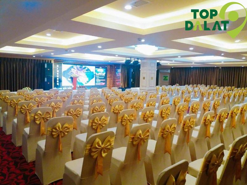 Phòng hội nghị: Sang trọng, sức chứa 150 người, phù hợp tổ chức tiệc cưới, hội họp.