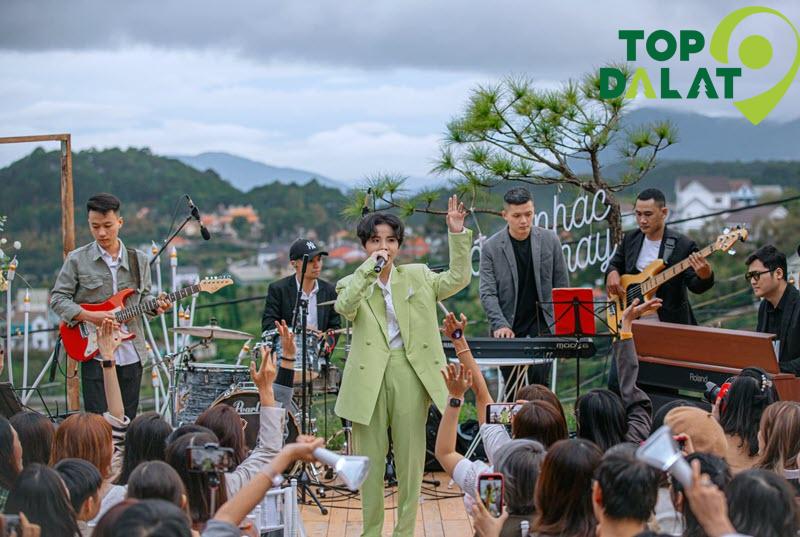 Tận hưởng buổi hòa nhạc của ca sĩ nổi tiếng tại Mây Lang Thang