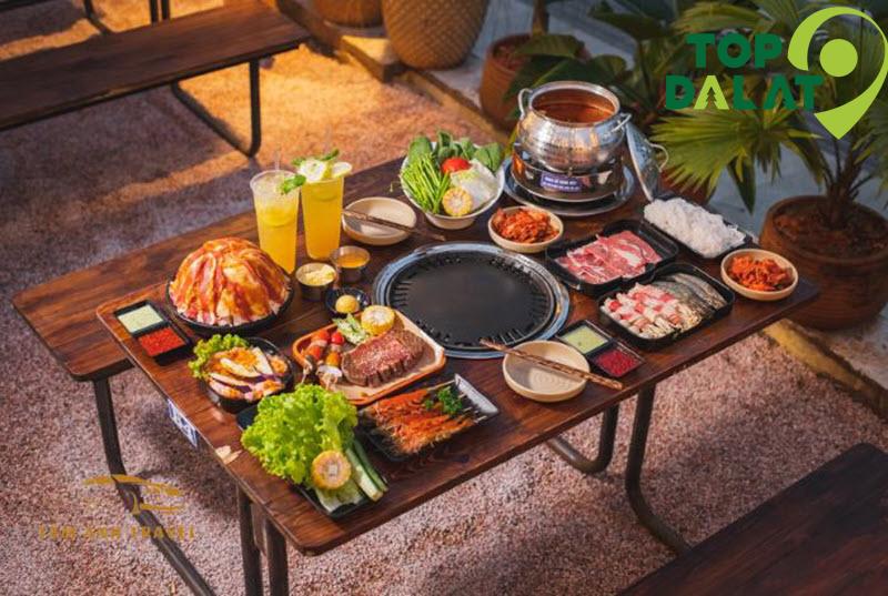 Gọi combo nướng và lẩu để thưởng thức đủ món ngon. Đừng quên chấm muối tiêu xanh hoặc sốt BBQ để tăng hương vị!