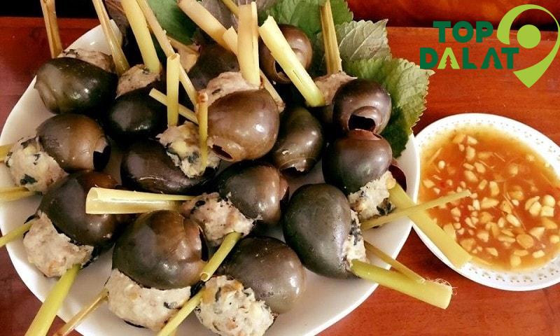 Ngồi nhâm nhi ốc, hít hà mùi sả, chấm mắm gừng, bạn sẽ thấy Đà Lạt thật gần gũi và đáng yêu.