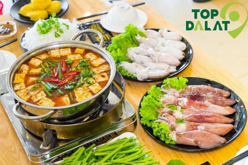 Húp thìa nước lẩu cay nồng, nhai miếng mực sần sật, ăn kèm rau xanh, bạn sẽ thấy Đà Lạt thật thi vị.