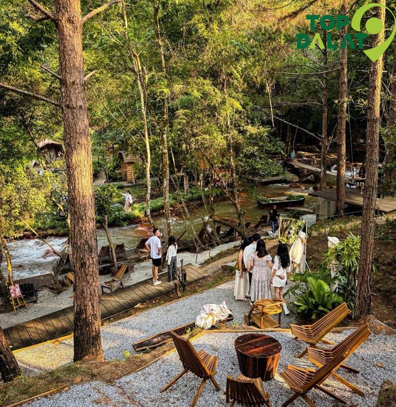 Không gian quán cà phê Vườn Địa Đàng Đà Lạt bên Suối Mơ, view thơ mộng.