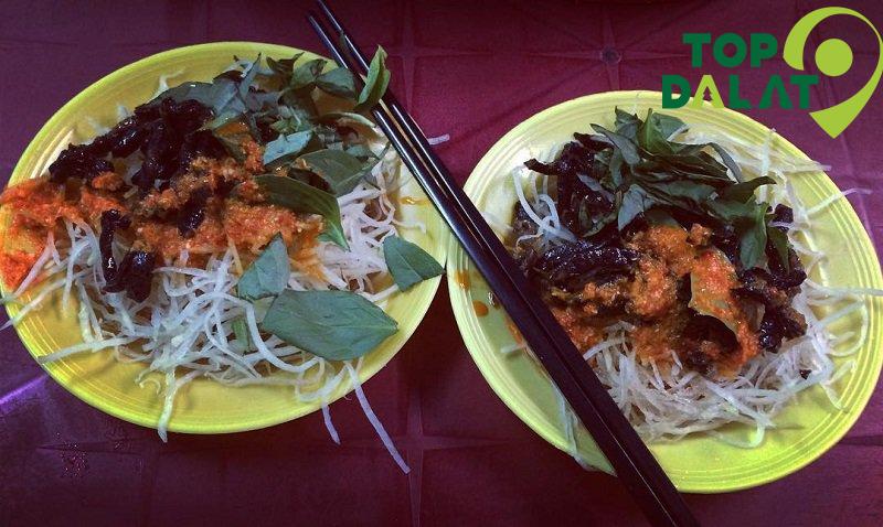 Đu đủ trộn khô bò Đà Lạt đều chiếm được cảm tình nhờ hương vị dễ ăn, hợp khẩu vị