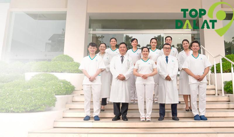 Đội ngũ y bác sĩ – Tận tâm và chuyên môn cao