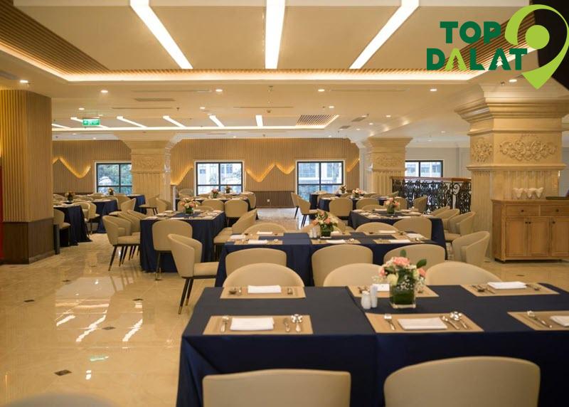 Không gian nhà hàng được bài trí tinh tế, thích hợp cho cả bữa tối lãng mạn hay họp mặt gia đình.