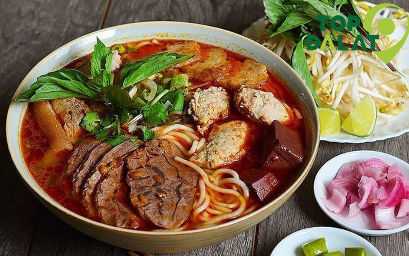 Mỗi tô đều đầy đặn, nước dùng ngọt thanh, thơm mùi sả ớt, rất hợp khẩu vị từ người lớn đến trẻ em.