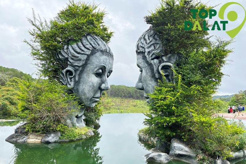Tượng đôi tình nhân khổng lồ - Biểu tượng của Hồ Vô Cực.