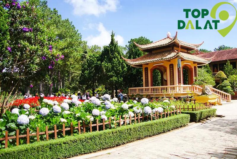 Hồ Tịnh Tâm – Viên ngọc xanh giữa thiền viện