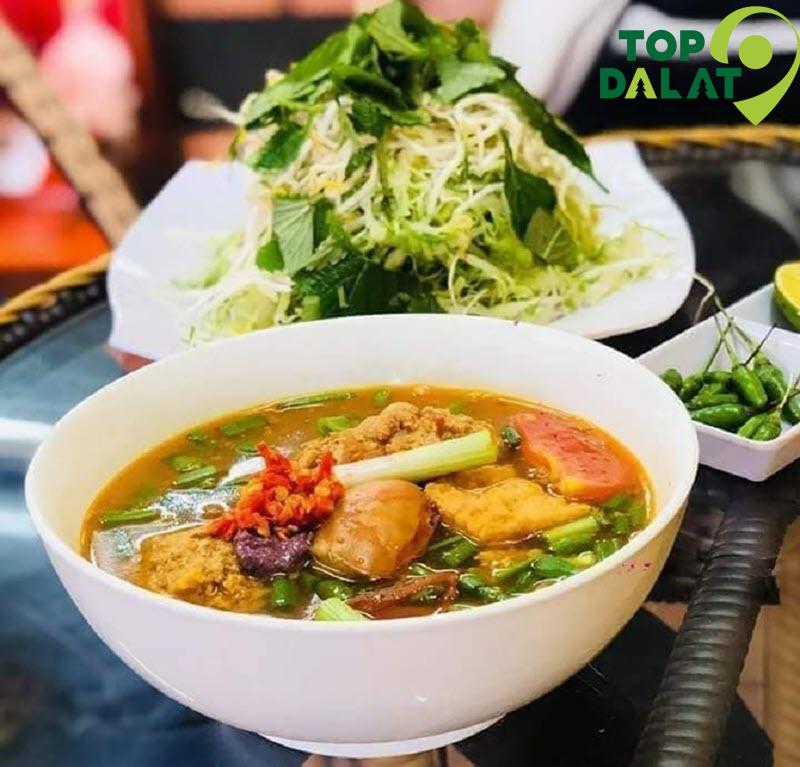Quán Bún Riêu Nhà Gỗ – View xinh, món ngon