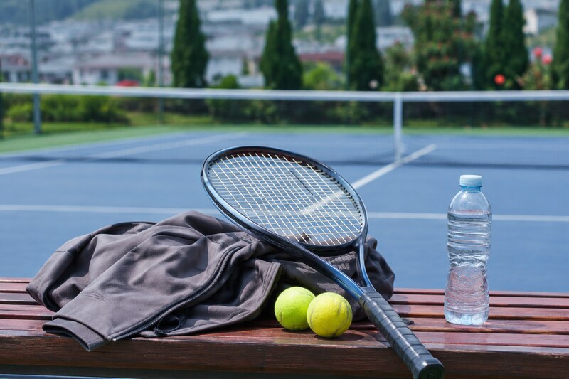 Vợt bóng và áo khoác chuẩn bị chơi tennis tại Đà Lạt
