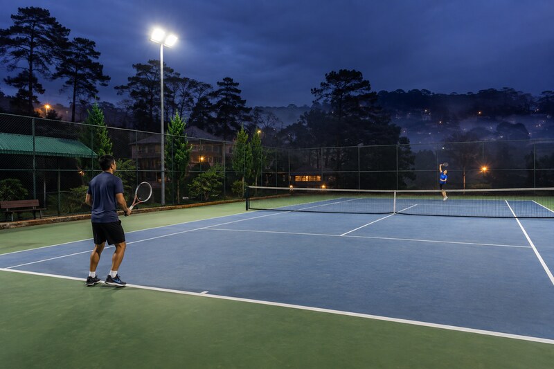 Chơi tennis buổi tối dưới đèn tại Đà Lạt