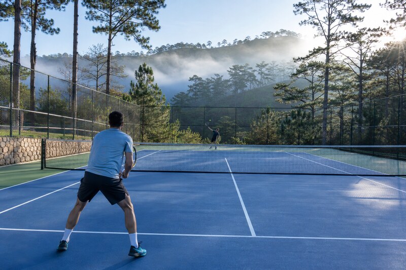 Sân tennis đẹp ở Đà Lạt giữa rừng thông và sương sớm