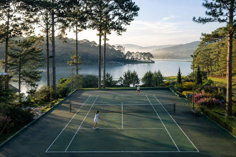 Sân tennis gần Hồ Tuyền Lâm Đà Lạt và rừng thông